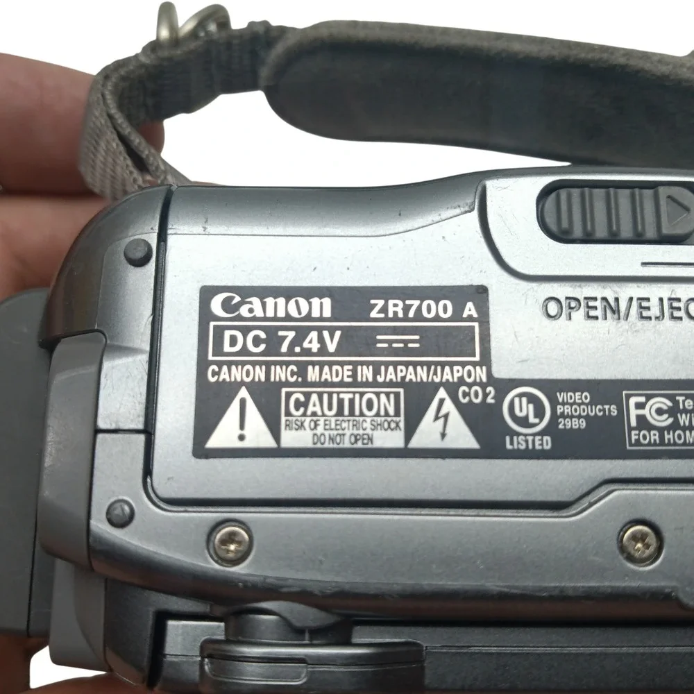 Canon ZR700 MiniDV Camcorder Video Camera + Zoom New Battery & Charger [4 PARTS]